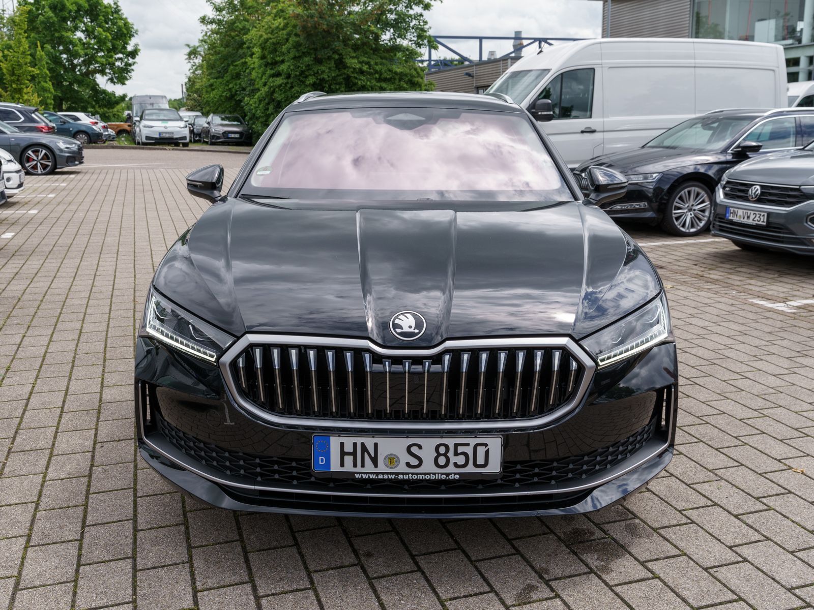 Fahrzeugabbildung SKODA Superb Combi Selection 2,0 DSG Navi Standhei AHK