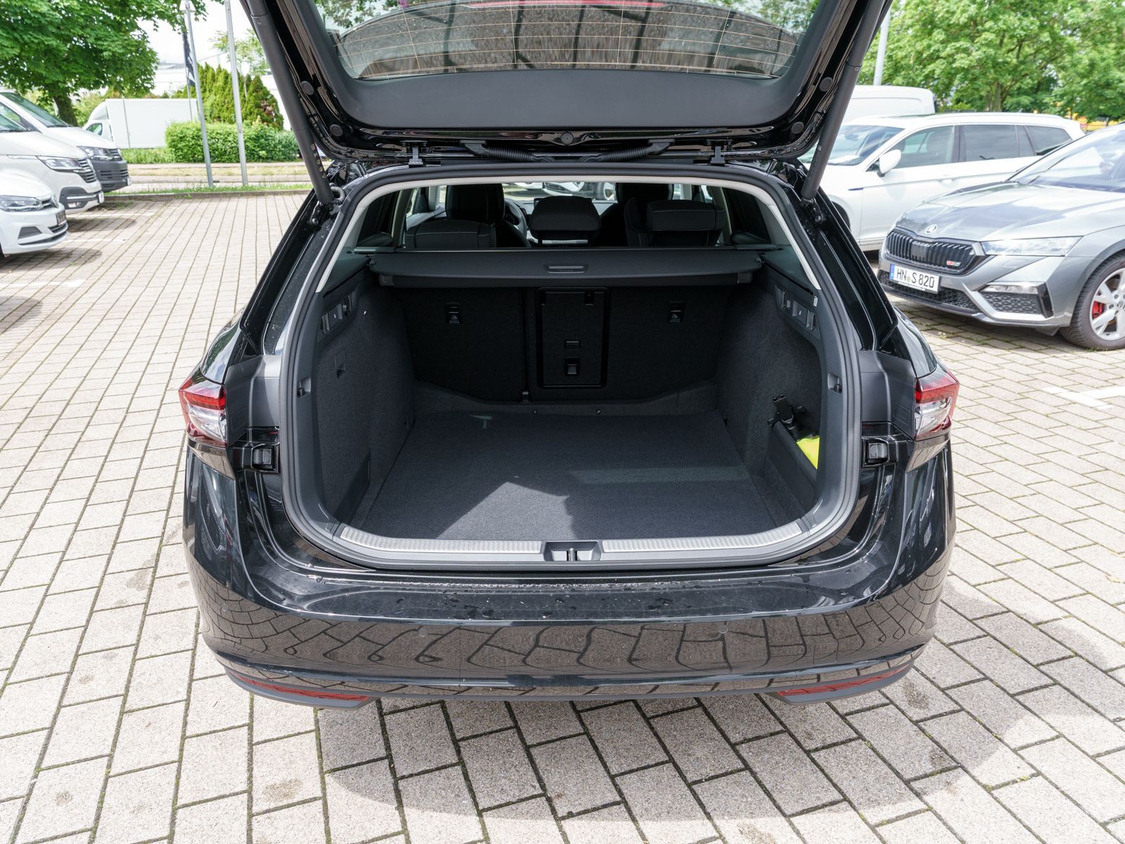 Fahrzeugabbildung SKODA Superb Combi Selection 2,0 DSG Navi Standhei AHK