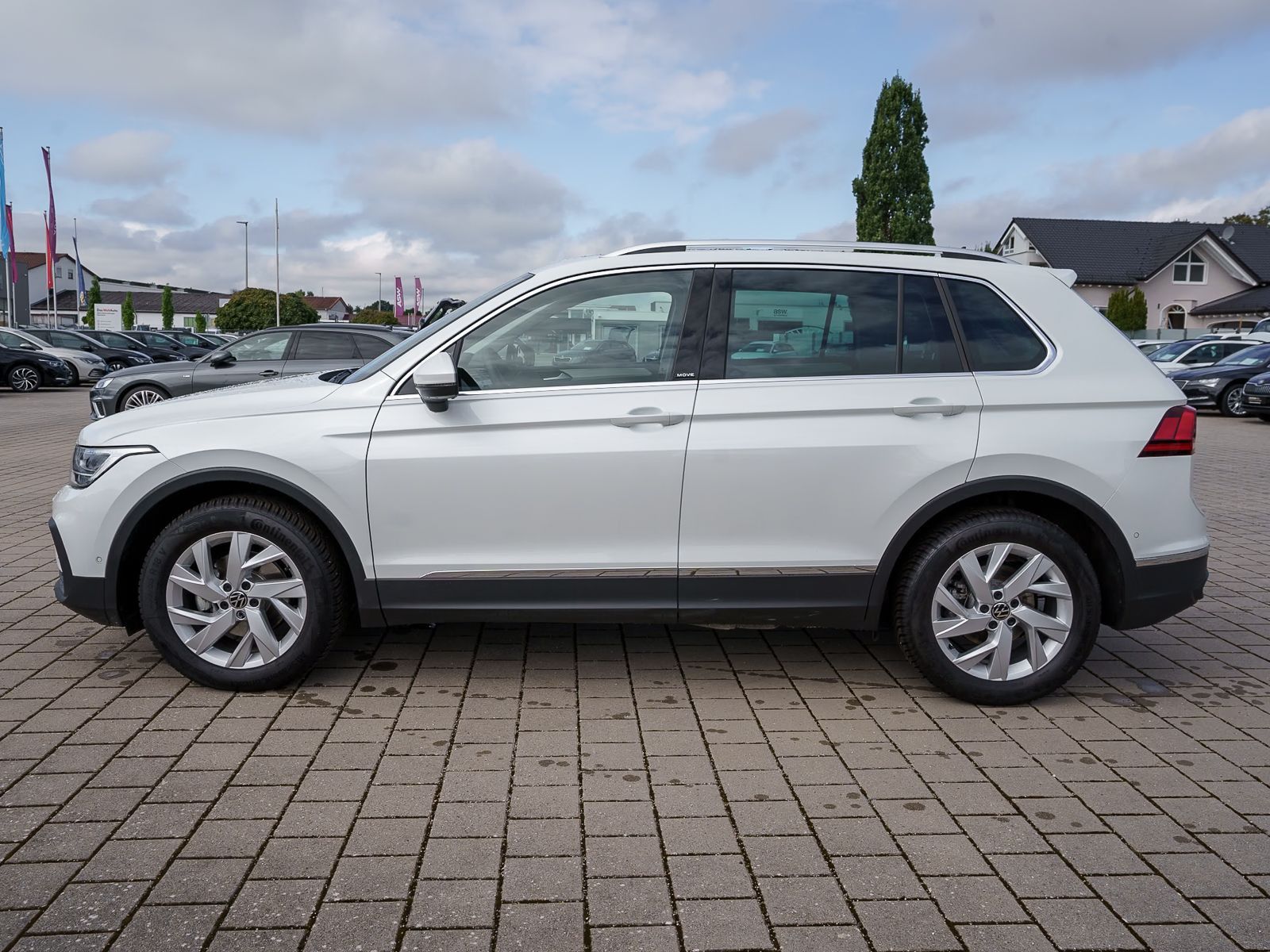 Fahrzeugabbildung Volkswagen Tiguan Move 1.5 TSI DSG LED RFK Pano Stdhzg AHK