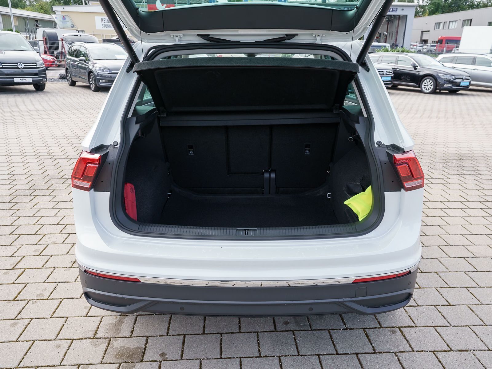 Fahrzeugabbildung Volkswagen Tiguan Move 1.5 TSI DSG LED RFK Pano Stdhzg AHK