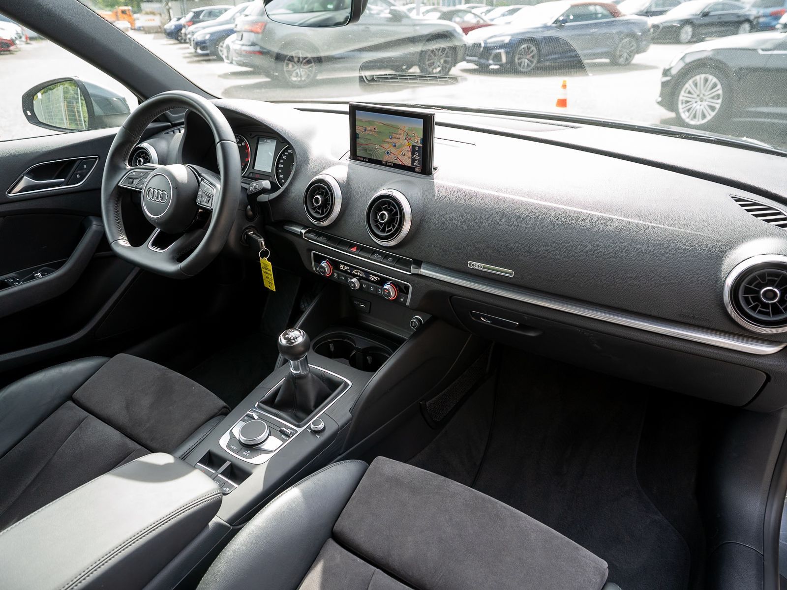 Fahrzeugabbildung Audi A3 Cabrio 1.5 TSI Sport Navi LED GRA PDC SHZ