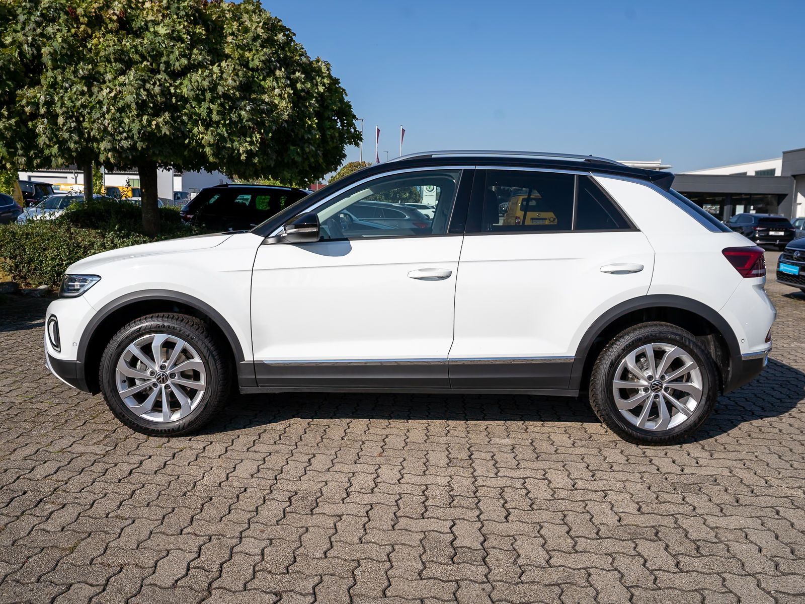 Fahrzeugabbildung Volkswagen T-Roc Style 1.5 TSI DSG Navi LED ACC SHZ PDC AHK