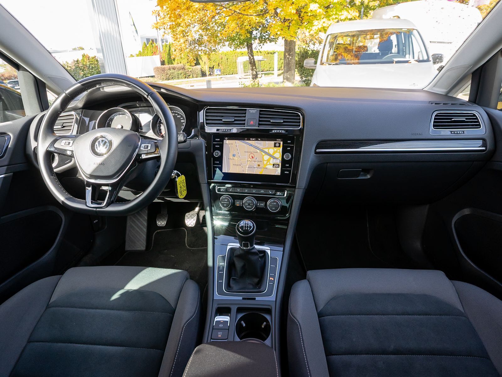 Fahrzeugabbildung Volkswagen Golf Highline R-Line 1.5 TSI LED NAVI PDC SHZ