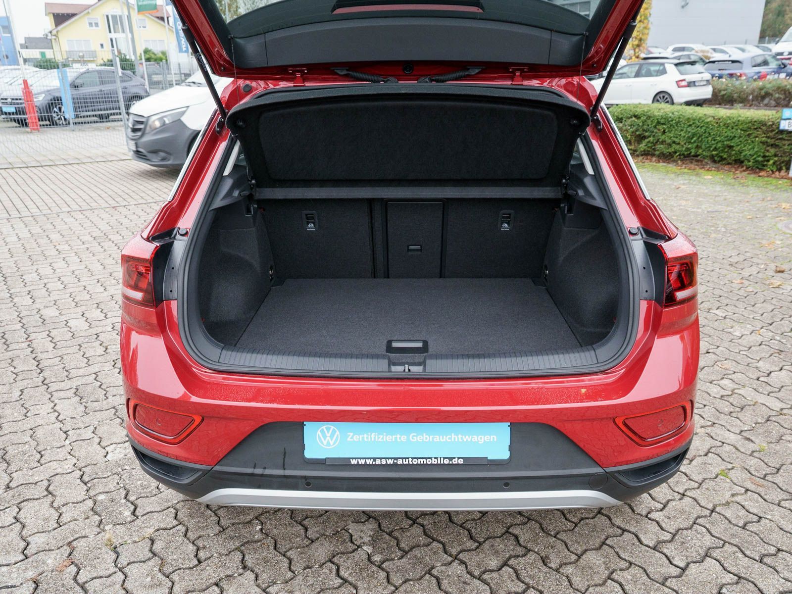 Fahrzeugabbildung Volkswagen T-Roc Life 1.5 TSI LED Navi PDC SHZ VC Stdhzg