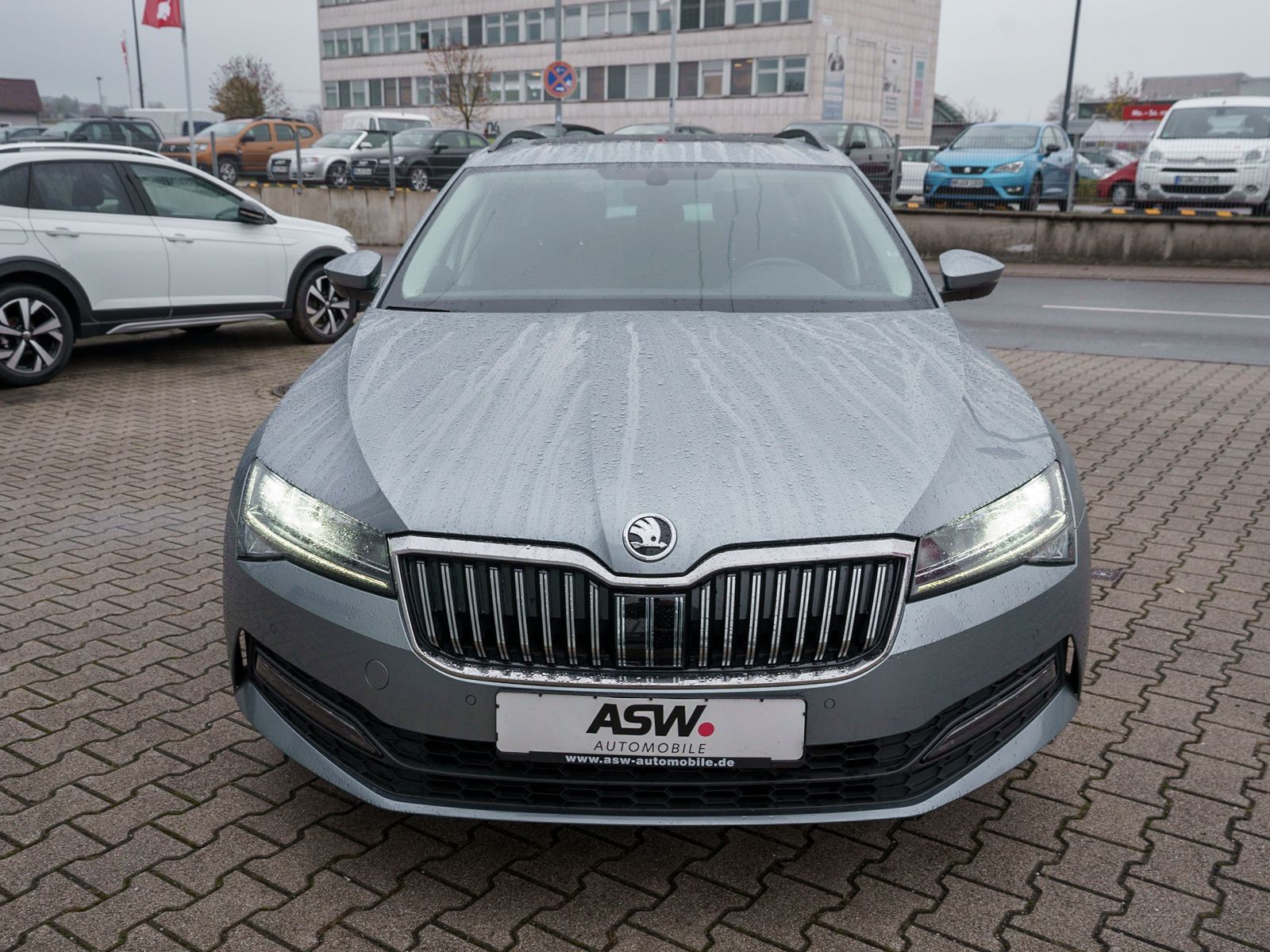 Fahrzeugabbildung SKODA Superb Combi Ambition 2.0 TDI DSG RFK ACC Pano