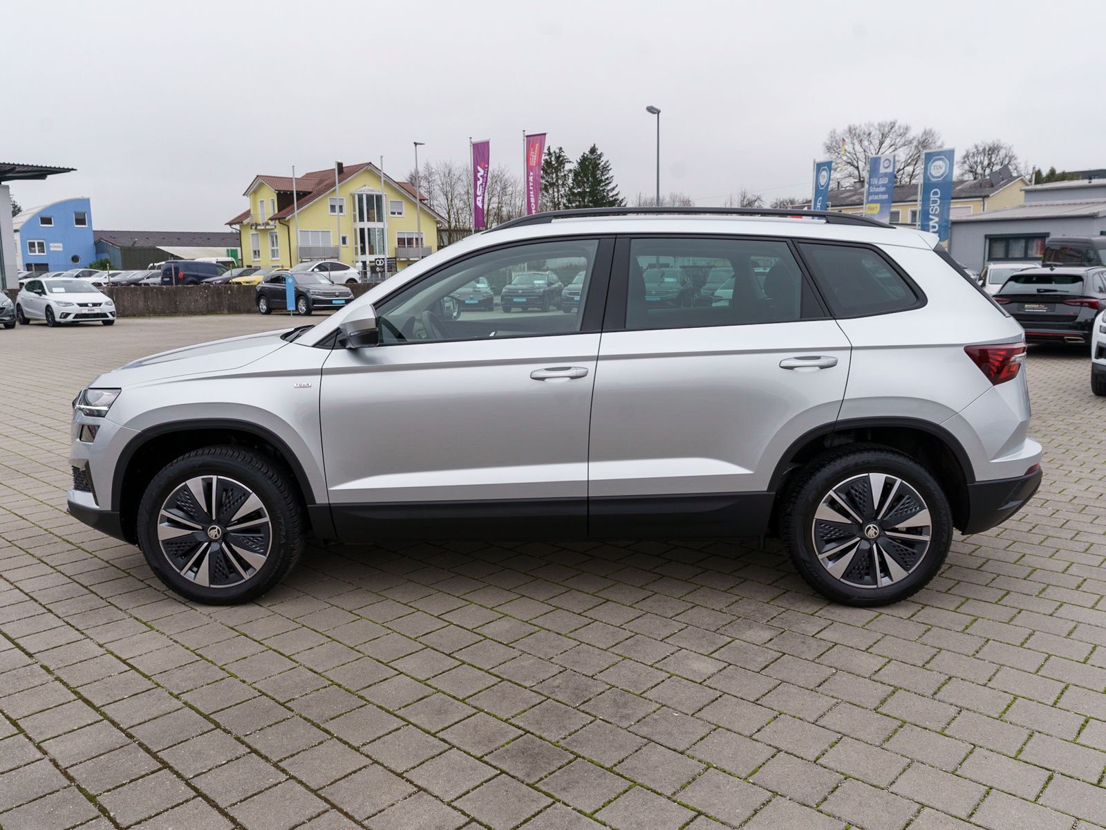 Fahrzeugabbildung SKODA Karoq Tour 1.5 TSI DSG Navi LED SHZ v+h PDC RFK