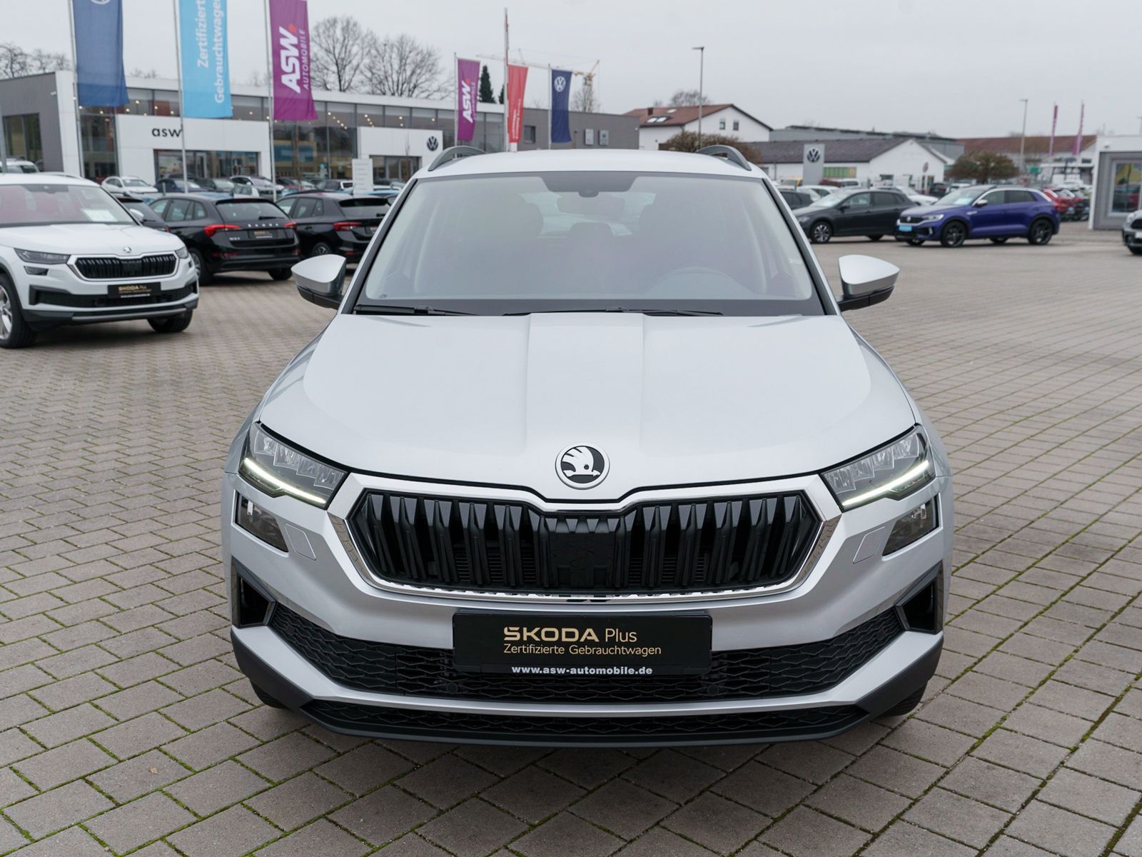 Fahrzeugabbildung SKODA Karoq Tour 1.5 TSI DSG Navi LED SHZ v+h PDC RFK