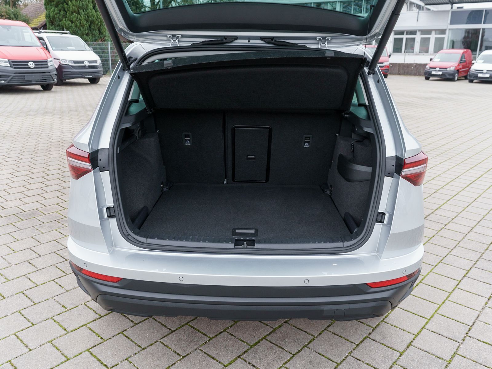 Fahrzeugabbildung SKODA Karoq Tour 1.5 TSI DSG Navi LED SHZ v+h PDC RFK