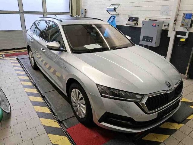 Fahrzeugabbildung SKODA Octavia Combi Clever 2,0 TDI DSG NAVI AHK PANO